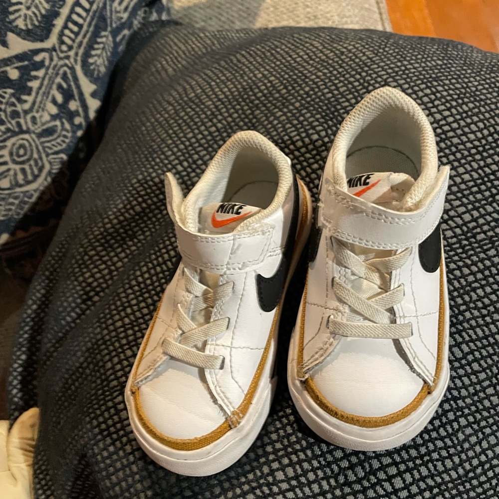 Nike Kids White, Black, and Gold Sneakers - Picture 2 of 3